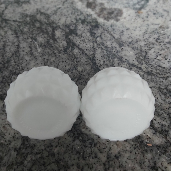 Milk glass - Picture 2 of 2